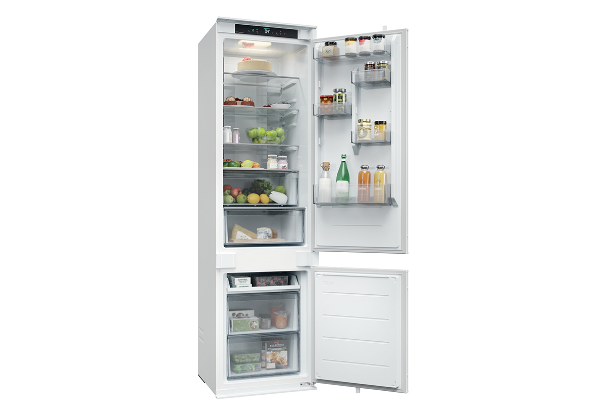 Απεικονίζεται το ψυγείο ανοιχτό, γεμάτο τρόφιμα.